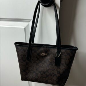 Small city tote coach